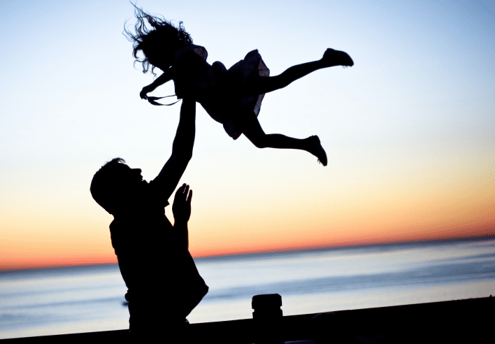 Imagen de padre jugando con niño